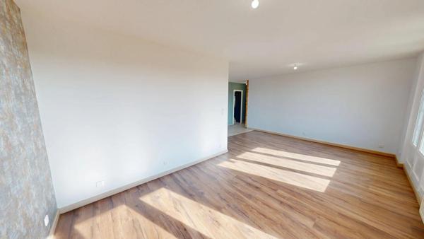 Appartement traversant T3 fraichement rénové, double balcons, et parking collectif privé.