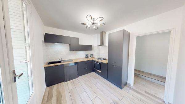Appartement traversant T3 fraichement rénové, double balcons, et parking collectif privé.