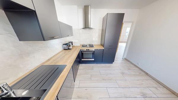 Appartement traversant T3 fraichement rénové, double balcons, et parking collectif privé.