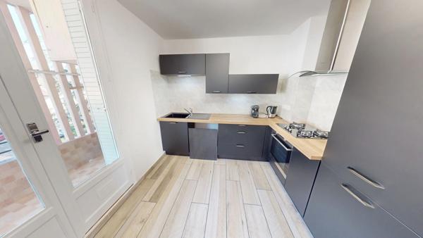 Appartement traversant T3 fraichement rénové, double balcons, et parking collectif privé.