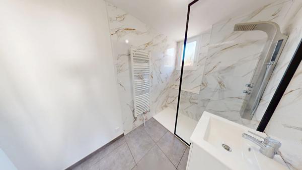 Appartement traversant T3 fraichement rénové, double balcons, et parking collectif privé.