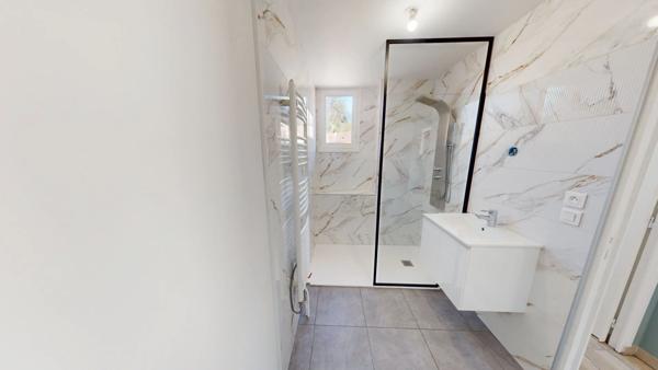 Appartement traversant T3 fraichement rénové, double balcons, et parking collectif privé.