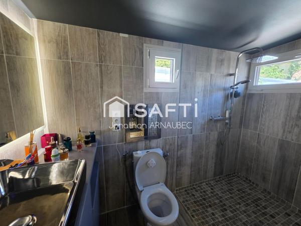 Coup de cœur assuré pour cette maison de plain-pied entièrement rénovée, alliant confort moderne, prestations de qualité et aucun travaux à prévoir !