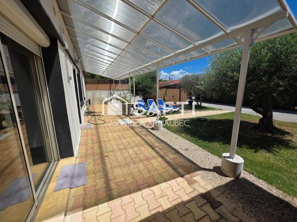 Coup de cœur assuré pour cette maison de plain-pied entièrement rénovée, alliant confort moderne, prestations de qualité et aucun travaux à prévoir !