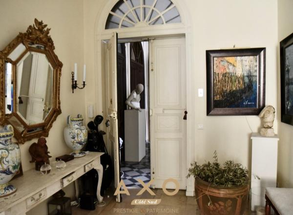 NÎMES - À DEUX PAS DU COEUR DE VILLE - APPARTEMENT HAUSSMANNIEN - 283 m² - T7 - GARAGE - ASCENSEUR -PRESTATIONS DE QUALITÉ - 987 000 