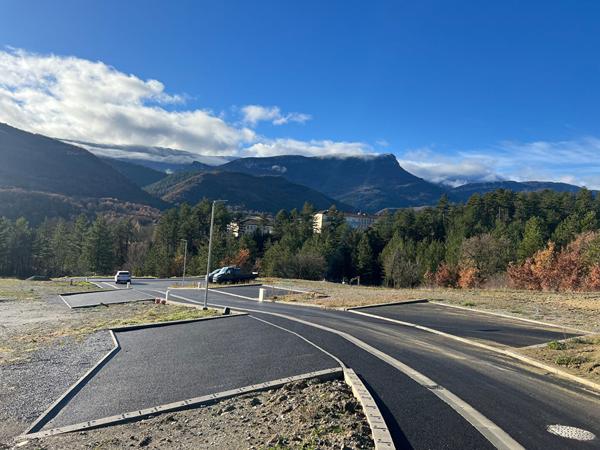 A vendre : Terrain constructible  viabilisé d'une surface de 1500m² dans un environnement  incroyable à 5 minutes de Sisteron, Alpes de haute Provence