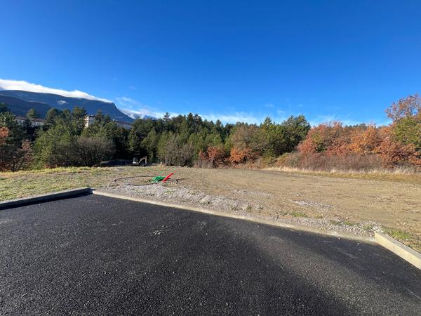 A vendre : Terrain constructible  viabilisé d'une surface de 1500m² dans un environnement  incroyable à 5 minutes de Sisteron, Alpes de haute Provence