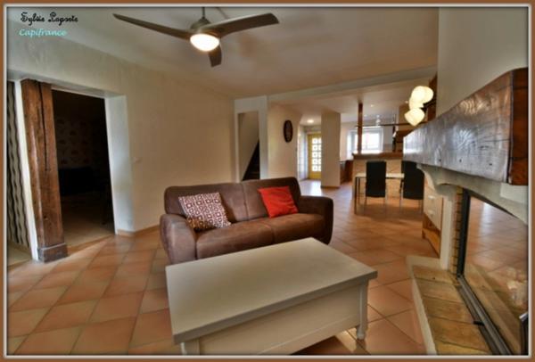 Maison à louer meublée. Charmante maison de village rénovée – 2 chambres, grand bureau, garage, et jardin à proximité