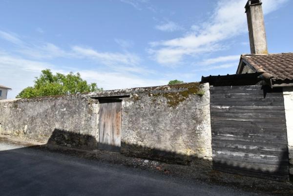 Maison à louer meublée. Charmante maison de village rénovée – 2 chambres, grand bureau, garage, et jardin à proximité