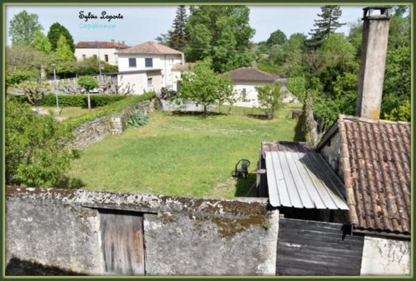 Maison à louer meublée. Charmante maison de village rénovée – 2 chambres, grand bureau, garage, et jardin à proximité