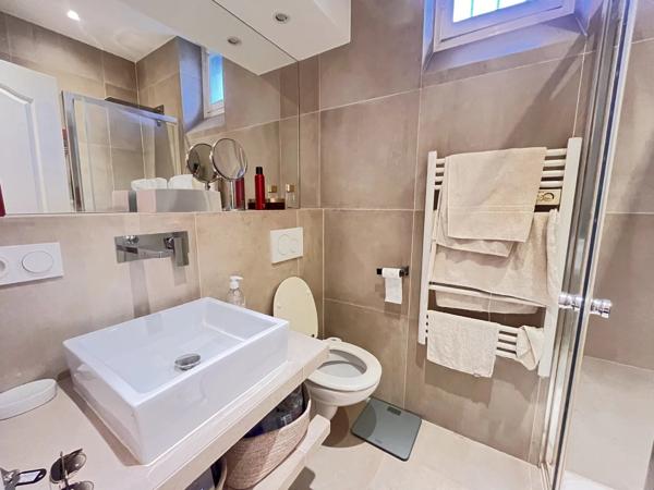 Vente                                                      Appartement
                        
                     2 pièces                      24 m2                     à Paris 17