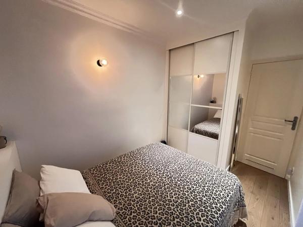 Vente                                                      Appartement
                        
                     2 pièces                      24 m2                     à Paris 17