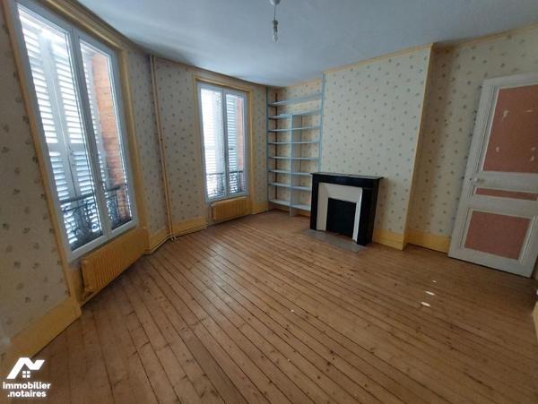 Immeuble à vendre à ATTIGNY (08130) comprenant 4 appartements, 1 local professionnel et deux garages