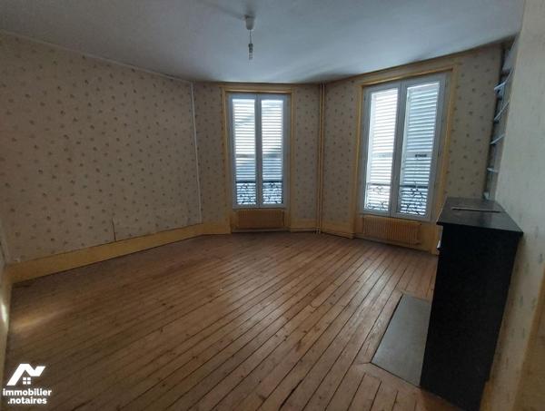 Immeuble à vendre à ATTIGNY (08130) comprenant 4 appartements, 1 local professionnel et deux garages