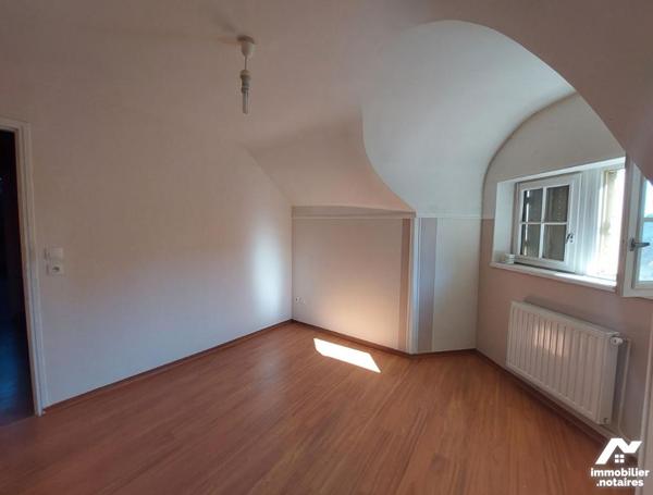 Immeuble à vendre à ATTIGNY (08130) comprenant 4 appartements, 1 local professionnel et deux garages