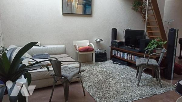 Maison en pierres indépendante de type longère comprenant :
Entrée, espace bureau avec parois ...