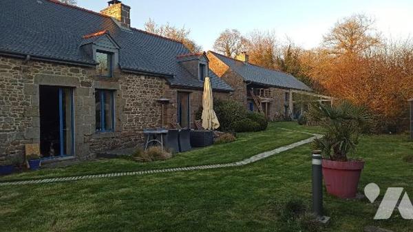 Maison en pierres indépendante de type longère comprenant :
Entrée, espace bureau avec parois ...