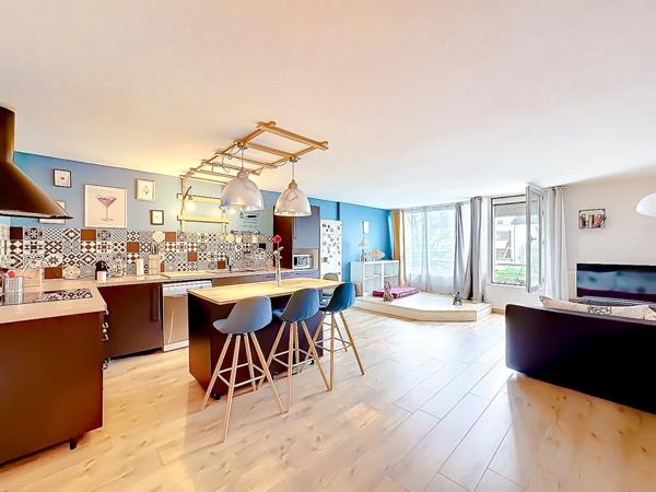 APPARTEMENT LUMINEUX AVEC GRANDE PIECE DE VIE