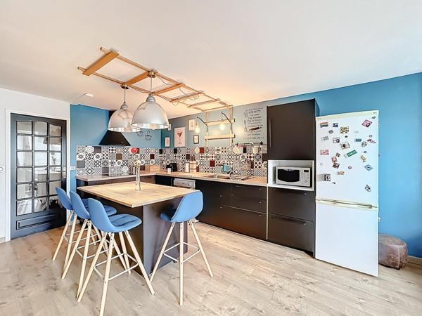 APPARTEMENT LUMINEUX AVEC GRANDE PIECE DE VIE