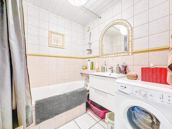 APPARTEMENT LUMINEUX AVEC GRANDE PIECE DE VIE