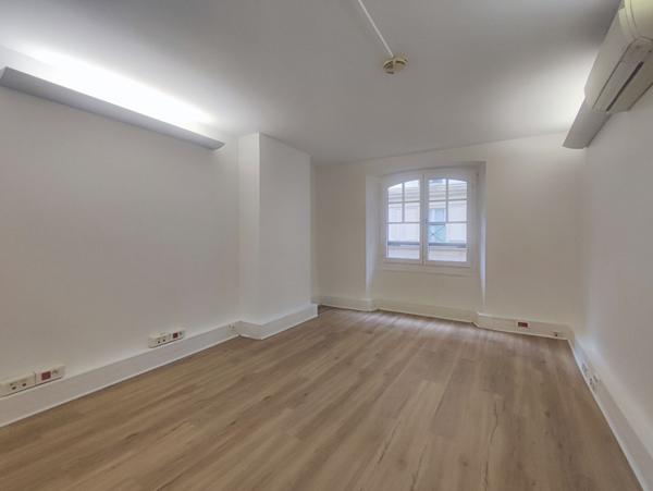 Bureaux à louer - 92 m2 - traversant