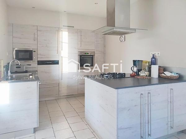 Demeure en pierre, piscine et beau jardin