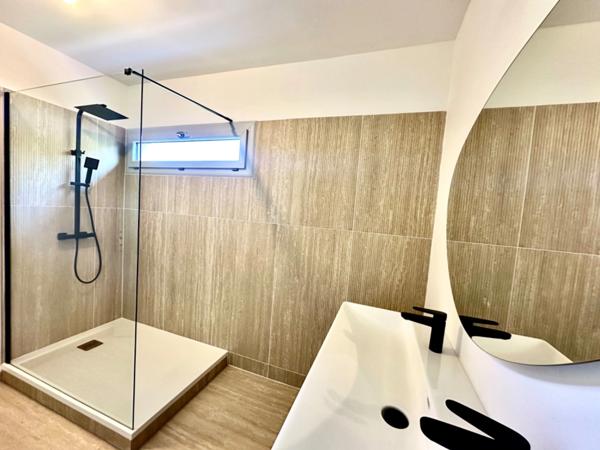 Marseille 9ème, T3 de 80M2 Traversant avec Terrasse de 11m2 + cave (place de parking en SUS)