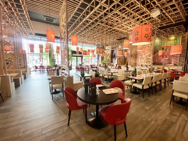 Emplacement au sein d'un centre commercial régional de plein air de 2018 bénéficiant d'une forte attractivité, d'une excellente accessibilité automobile et d'un environnement commercial dynamique favorisant la restauration sur place et à emporter. C'est le lieu de rencontre des familles. On trouve d'autres restaurants mais aussi de nombreuses boutiques de marque.
L'établissement est constitué d'un bar, d'une belle salle de restaurant pouvant accueillir 220 couverts, soit 140 places à l'intérieur et 80 places en terrasse. Idéal pour l'organisation de tout type de réceptions privées ou professionnelles.
La cuisine est qualitative et particulièrement bien équipée.
La notoriété du restaurant est excellente. La clientèle se partage entre les habitués et les touristes. Le chiffre d'affaires est constant, robuste et pérenne.
Le positionnement de la zone est un mélange de commerces, loisirs et restauration, avec de nombreuses enseignes nationales, un grand parking gratuit, et une ouverture dominicale pour de nombreuses activités.