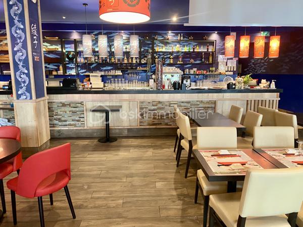 Emplacement au sein d'un centre commercial régional de plein air de 2018 bénéficiant d'une forte attractivité, d'une excellente accessibilité automobile et d'un environnement commercial dynamique favorisant la restauration sur place et à emporter. C'est le lieu de rencontre des familles. On trouve d'autres restaurants mais aussi de nombreuses boutiques de marque.
L'établissement est constitué d'un bar, d'une belle salle de restaurant pouvant accueillir 220 couverts, soit 140 places à l'intérieur et 80 places en terrasse. Idéal pour l'organisation de tout type de réceptions privées ou professionnelles.
La cuisine est qualitative et particulièrement bien équipée.
La notoriété du restaurant est excellente. La clientèle se partage entre les habitués et les touristes. Le chiffre d'affaires est constant, robuste et pérenne.
Le positionnement de la zone est un mélange de commerces, loisirs et restauration, avec de nombreuses enseignes nationales, un grand parking gratuit, et une ouverture dominicale pour de nombreuses activités.