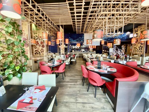 Emplacement au sein d'un centre commercial régional de plein air de 2018 bénéficiant d'une forte attractivité, d'une excellente accessibilité automobile et d'un environnement commercial dynamique favorisant la restauration sur place et à emporter. C'est le lieu de rencontre des familles. On trouve d'autres restaurants mais aussi de nombreuses boutiques de marque.
L'établissement est constitué d'un bar, d'une belle salle de restaurant pouvant accueillir 220 couverts, soit 140 places à l'intérieur et 80 places en terrasse. Idéal pour l'organisation de tout type de réceptions privées ou professionnelles.
La cuisine est qualitative et particulièrement bien équipée.
La notoriété du restaurant est excellente. La clientèle se partage entre les habitués et les touristes. Le chiffre d'affaires est constant, robuste et pérenne.
Le positionnement de la zone est un mélange de commerces, loisirs et restauration, avec de nombreuses enseignes nationales, un grand parking gratuit, et une ouverture dominicale pour de nombreuses activités.