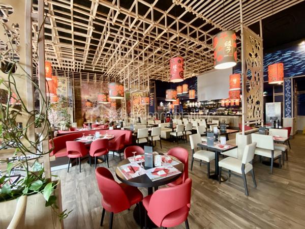 Emplacement au sein d'un centre commercial régional de plein air de 2018 bénéficiant d'une forte attractivité, d'une excellente accessibilité automobile et d'un environnement commercial dynamique favorisant la restauration sur place et à emporter. C'est le lieu de rencontre des familles. On trouve d'autres restaurants mais aussi de nombreuses boutiques de marque.
L'établissement est constitué d'un bar, d'une belle salle de restaurant pouvant accueillir 220 couverts, soit 140 places à l'intérieur et 80 places en terrasse. Idéal pour l'organisation de tout type de réceptions privées ou professionnelles.
La cuisine est qualitative et particulièrement bien équipée.
La notoriété du restaurant est excellente. La clientèle se partage entre les habitués et les touristes. Le chiffre d'affaires est constant, robuste et pérenne.
Le positionnement de la zone est un mélange de commerces, loisirs et restauration, avec de nombreuses enseignes nationales, un grand parking gratuit, et une ouverture dominicale pour de nombreuses activités.