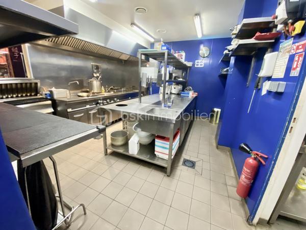 Emplacement au sein d'un centre commercial régional de plein air de 2018 bénéficiant d'une forte attractivité, d'une excellente accessibilité automobile et d'un environnement commercial dynamique favorisant la restauration sur place et à emporter. C'est le lieu de rencontre des familles. On trouve d'autres restaurants mais aussi de nombreuses boutiques de marque.
L'établissement est constitué d'un bar, d'une belle salle de restaurant pouvant accueillir 220 couverts, soit 140 places à l'intérieur et 80 places en terrasse. Idéal pour l'organisation de tout type de réceptions privées ou professionnelles.
La cuisine est qualitative et particulièrement bien équipée.
La notoriété du restaurant est excellente. La clientèle se partage entre les habitués et les touristes. Le chiffre d'affaires est constant, robuste et pérenne.
Le positionnement de la zone est un mélange de commerces, loisirs et restauration, avec de nombreuses enseignes nationales, un grand parking gratuit, et une ouverture dominicale pour de nombreuses activités.