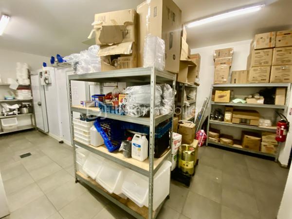 Emplacement au sein d'un centre commercial régional de plein air de 2018 bénéficiant d'une forte attractivité, d'une excellente accessibilité automobile et d'un environnement commercial dynamique favorisant la restauration sur place et à emporter. C'est le lieu de rencontre des familles. On trouve d'autres restaurants mais aussi de nombreuses boutiques de marque.
L'établissement est constitué d'un bar, d'une belle salle de restaurant pouvant accueillir 220 couverts, soit 140 places à l'intérieur et 80 places en terrasse. Idéal pour l'organisation de tout type de réceptions privées ou professionnelles.
La cuisine est qualitative et particulièrement bien équipée.
La notoriété du restaurant est excellente. La clientèle se partage entre les habitués et les touristes. Le chiffre d'affaires est constant, robuste et pérenne.
Le positionnement de la zone est un mélange de commerces, loisirs et restauration, avec de nombreuses enseignes nationales, un grand parking gratuit, et une ouverture dominicale pour de nombreuses activités.