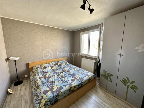 Située dans le village calme de Clos-Fontaine, venez découvrir cette maison offrant un cadre de vie agréable à seulement 5 minutes de Nangis et de sa gare (Paris Gare de l’Est en 40 minutes) et à 10 minutes de Rozay en brie (accès N4)

Édifiée sur un sous-sol total semi-enterré, cette maison propose une surface au sol d’environ 133 m².

Au rez-de-chaussée, vous trouverez une entrée avec dégagement desservant une cuisine équipée, deux chambres, une salle de bain (douche à rénover), un WC indépendant, un cellier ainsi qu’un salon chaleureux avec cheminée.

À l’étage, une grande pièce palière offre de belles possibilités (bureau, salle de jeux…), complétée par une chambre, un dégagement avec rangements et une salle d’eau avec WC à rafraîchir.

Le sous-sol comprend un grand garage, une pièce supplémentaire chauffée avec fenêtre (idéale pour un bureau ou une chambre d’appoint) ainsi qu’une buanderie.

À l’extérieur, vous profiterez d’un jardin clos, parfait pour les beaux jours 🌿

Les + :
✔ Double vitrage PVC
✔ Ballon thermodynamique
✔ Pompe à chaleur
✔ Tout-à-l’égout
✔ Environnement calme

Une maison fonctionnelle avec du potentiel, idéale pour une famille ou un premier achat !