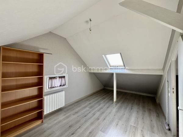 Située dans le village calme de Clos-Fontaine, venez découvrir cette maison offrant un cadre de vie agréable à seulement 5 minutes de Nangis et de sa gare (Paris Gare de l’Est en 40 minutes) et à 10 minutes de Rozay en brie (accès N4)

Édifiée sur un sous-sol total semi-enterré, cette maison propose une surface au sol d’environ 133 m².

Au rez-de-chaussée, vous trouverez une entrée avec dégagement desservant une cuisine équipée, deux chambres, une salle de bain (douche à rénover), un WC indépendant, un cellier ainsi qu’un salon chaleureux avec cheminée.

À l’étage, une grande pièce palière offre de belles possibilités (bureau, salle de jeux…), complétée par une chambre, un dégagement avec rangements et une salle d’eau avec WC à rafraîchir.

Le sous-sol comprend un grand garage, une pièce supplémentaire chauffée avec fenêtre (idéale pour un bureau ou une chambre d’appoint) ainsi qu’une buanderie.

À l’extérieur, vous profiterez d’un jardin clos, parfait pour les beaux jours 🌿

Les + :
✔ Double vitrage PVC
✔ Ballon thermodynamique
✔ Pompe à chaleur
✔ Tout-à-l’égout
✔ Environnement calme

Une maison fonctionnelle avec du potentiel, idéale pour une famille ou un premier achat !