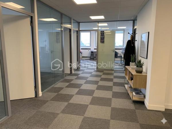 Idéalement situé à deux pas du centre commercial des Grandes Terres, ces bureaux bénéficient d’un emplacement stratégique et parfaitement connecté. La gare ligne L est accessible en 10 minutes à pied, tandis que le bus n°10, situé au pied de l’immeuble, permet de rejoindre le RER A à Saint-Germain-en-Laye en seulement 16 minutes.

D’une surface de 188 m², cet espace professionnel lumineux et fonctionnel comprend :

* 7 grands bureaux,
* un vaste espace d’accueil de 34 m²,
* une cuisine,
* un local informatique / imprimante,
* ainsi que 2 WC.

Situés au dernier étage, ces bureaux offrent une vue dégagée et un environnement calme, idéal pour travailler en toute sérénité.

Possibilité d'acquérir des places de parking en supplément.

Un bien rare, parfaitement adapté aux professions libérales, sociétés de services ou sièges d’entreprise recherchant confort, accessibilité et cadre de travail agréable.