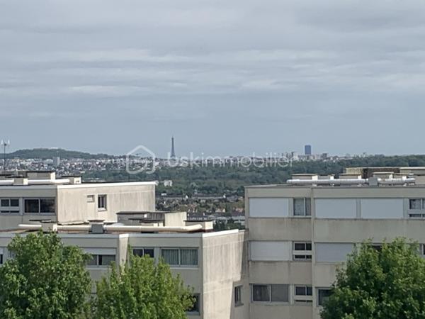 Idéalement situé à deux pas du centre commercial des Grandes Terres, ces bureaux bénéficient d’un emplacement stratégique et parfaitement connecté. La gare ligne L est accessible en 10 minutes à pied, tandis que le bus n°10, situé au pied de l’immeuble, permet de rejoindre le RER A à Saint-Germain-en-Laye en seulement 16 minutes.

D’une surface de 188 m², cet espace professionnel lumineux et fonctionnel comprend :

* 7 grands bureaux,
* un vaste espace d’accueil de 34 m²,
* une cuisine,
* un local informatique / imprimante,
* ainsi que 2 WC.

Situés au dernier étage, ces bureaux offrent une vue dégagée et un environnement calme, idéal pour travailler en toute sérénité.

Possibilité d'acquérir des places de parking en supplément.

Un bien rare, parfaitement adapté aux professions libérales, sociétés de services ou sièges d’entreprise recherchant confort, accessibilité et cadre de travail agréable.