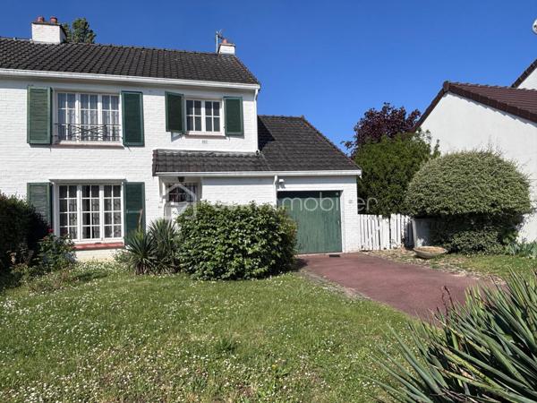 Idéal famille! Fort potentiel pour ce pavillon situé dans le secteur recherché du Bois l'Évêque, proche écoles, commerces et bus.
Le rez-de-chaussée se compose d'une entrée avec un espace vestiaire, WC, d'un double séjour traversant et lumineux donnant accès au jardin verdoyant avec une grande terrasse, une cuisine séparée, un cellier et un garage.
Au demi étage, une première chambre avec lavabo.
A l'étage, 3 chambres, une salle de bains comprenant baignoire et douche, WC.
Combles aménageables.
L'ensemble est à rafraichir.
A visiter sans tarder !