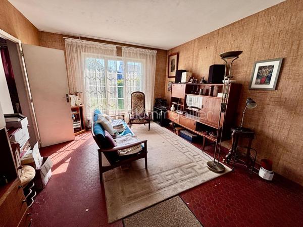 Idéal famille! Fort potentiel pour ce pavillon situé dans le secteur recherché du Bois l'Évêque, proche écoles, commerces et bus.
Le rez-de-chaussée se compose d'une entrée avec un espace vestiaire, WC, d'un double séjour traversant et lumineux donnant accès au jardin verdoyant avec une grande terrasse, une cuisine séparée, un cellier et un garage.
Au demi étage, une première chambre avec lavabo.
A l'étage, 3 chambres, une salle de bains comprenant baignoire et douche, WC.
Combles aménageables.
L'ensemble est à rafraichir.
A visiter sans tarder !