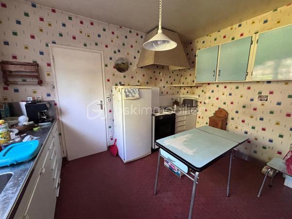 Idéal famille! Fort potentiel pour ce pavillon situé dans le secteur recherché du Bois l'Évêque, proche écoles, commerces et bus.
Le rez-de-chaussée se compose d'une entrée avec un espace vestiaire, WC, d'un double séjour traversant et lumineux donnant accès au jardin verdoyant avec une grande terrasse, une cuisine séparée, un cellier et un garage.
Au demi étage, une première chambre avec lavabo.
A l'étage, 3 chambres, une salle de bains comprenant baignoire et douche, WC.
Combles aménageables.
L'ensemble est à rafraichir.
A visiter sans tarder !