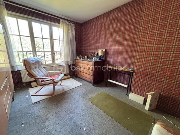 Idéal famille! Fort potentiel pour ce pavillon situé dans le secteur recherché du Bois l'Évêque, proche écoles, commerces et bus.
Le rez-de-chaussée se compose d'une entrée avec un espace vestiaire, WC, d'un double séjour traversant et lumineux donnant accès au jardin verdoyant avec une grande terrasse, une cuisine séparée, un cellier et un garage.
Au demi étage, une première chambre avec lavabo.
A l'étage, 3 chambres, une salle de bains comprenant baignoire et douche, WC.
Combles aménageables.
L'ensemble est à rafraichir.
A visiter sans tarder !