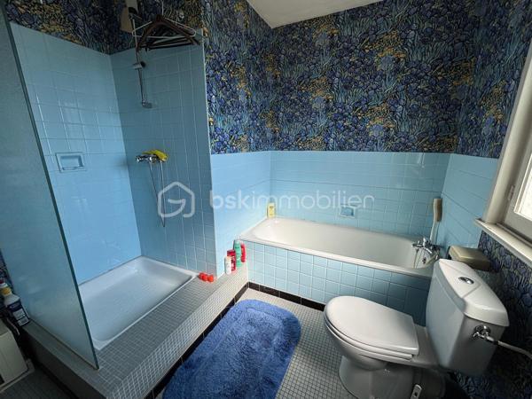 Idéal famille! Fort potentiel pour ce pavillon situé dans le secteur recherché du Bois l'Évêque, proche écoles, commerces et bus.
Le rez-de-chaussée se compose d'une entrée avec un espace vestiaire, WC, d'un double séjour traversant et lumineux donnant accès au jardin verdoyant avec une grande terrasse, une cuisine séparée, un cellier et un garage.
Au demi étage, une première chambre avec lavabo.
A l'étage, 3 chambres, une salle de bains comprenant baignoire et douche, WC.
Combles aménageables.
L'ensemble est à rafraichir.
A visiter sans tarder !