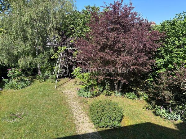 Idéal famille! Fort potentiel pour ce pavillon situé dans le secteur recherché du Bois l'Évêque, proche écoles, commerces et bus.
Le rez-de-chaussée se compose d'une entrée avec un espace vestiaire, WC, d'un double séjour traversant et lumineux donnant accès au jardin verdoyant avec une grande terrasse, une cuisine séparée, un cellier et un garage.
Au demi étage, une première chambre avec lavabo.
A l'étage, 3 chambres, une salle de bains comprenant baignoire et douche, WC.
Combles aménageables.
L'ensemble est à rafraichir.
A visiter sans tarder !