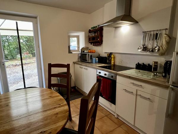 Maison de 3 chambres magnifiquement rénovée avec une petite maison attenante d'une chambre.