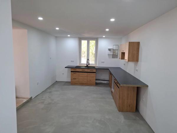 Maison de 3 chambres magnifiquement rénovée avec une petite maison attenante d'une chambre.