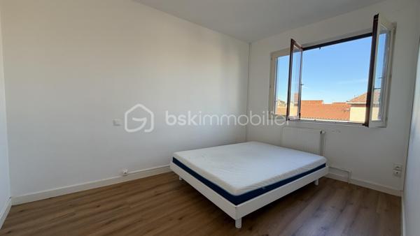 A proximité des commodités, retrouvez ce duplex de près de 92 m² habitables comprenant séjour, cuisine aménage donnant sur terrasse, 3 chambres, dégagement avec placard, 2 wc, salle d'eau. Cave. Chauffage gaz. 
A visiter sans tarder !