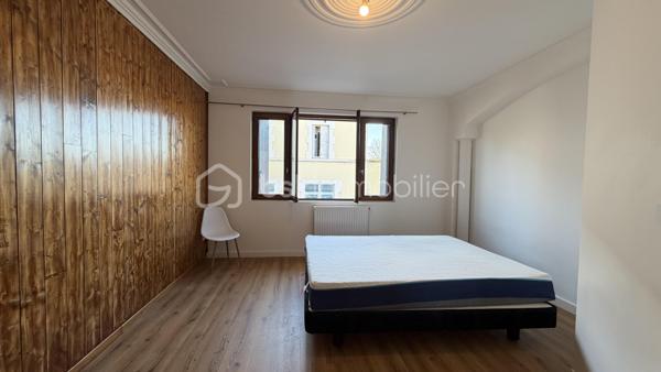 A proximité des commodités, retrouvez ce duplex de près de 92 m² habitables comprenant séjour, cuisine aménage donnant sur terrasse, 3 chambres, dégagement avec placard, 2 wc, salle d'eau. Cave. Chauffage gaz. 
A visiter sans tarder !