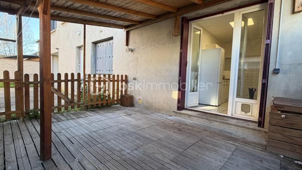 A proximité des commodités, retrouvez ce duplex de près de 92 m² habitables comprenant séjour, cuisine aménage donnant sur terrasse, 3 chambres, dégagement avec placard, 2 wc, salle d'eau. Cave. Chauffage gaz. 
A visiter sans tarder !