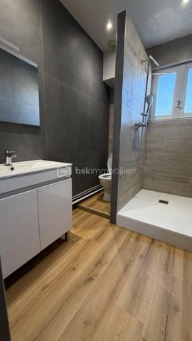 A proximité des commodités, retrouvez ce duplex de près de 92 m² habitables comprenant séjour, cuisine aménage donnant sur terrasse, 3 chambres, dégagement avec placard, 2 wc, salle d'eau. Cave. Chauffage gaz. 
A visiter sans tarder !