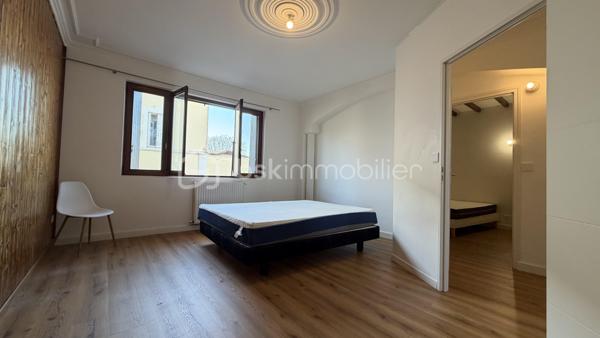 A proximité des commodités, retrouvez ce duplex de près de 92 m² habitables comprenant séjour, cuisine aménage donnant sur terrasse, 3 chambres, dégagement avec placard, 2 wc, salle d'eau. Cave. Chauffage gaz. 
A visiter sans tarder !